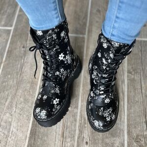 SOLD 🛑 Black Boots, Dr. Martin style.